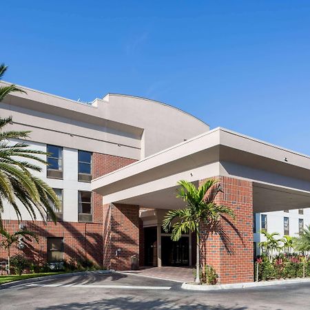 Days Inn & Suites By Wyndham Fort Myers Near Jetblue Park Eksteriør billede