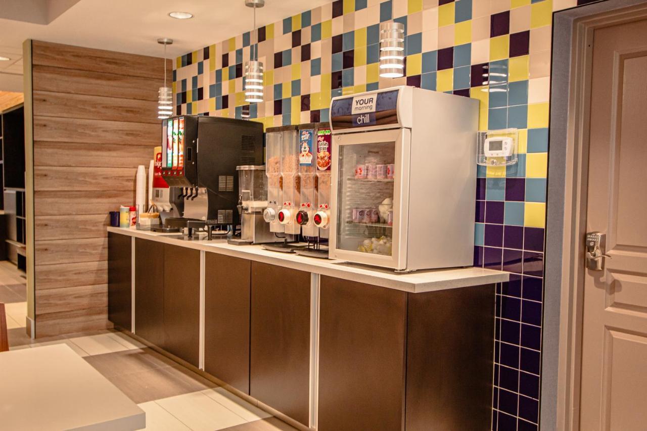 Days Inn & Suites By Wyndham Fort Myers Near Jetblue Park Eksteriør billede