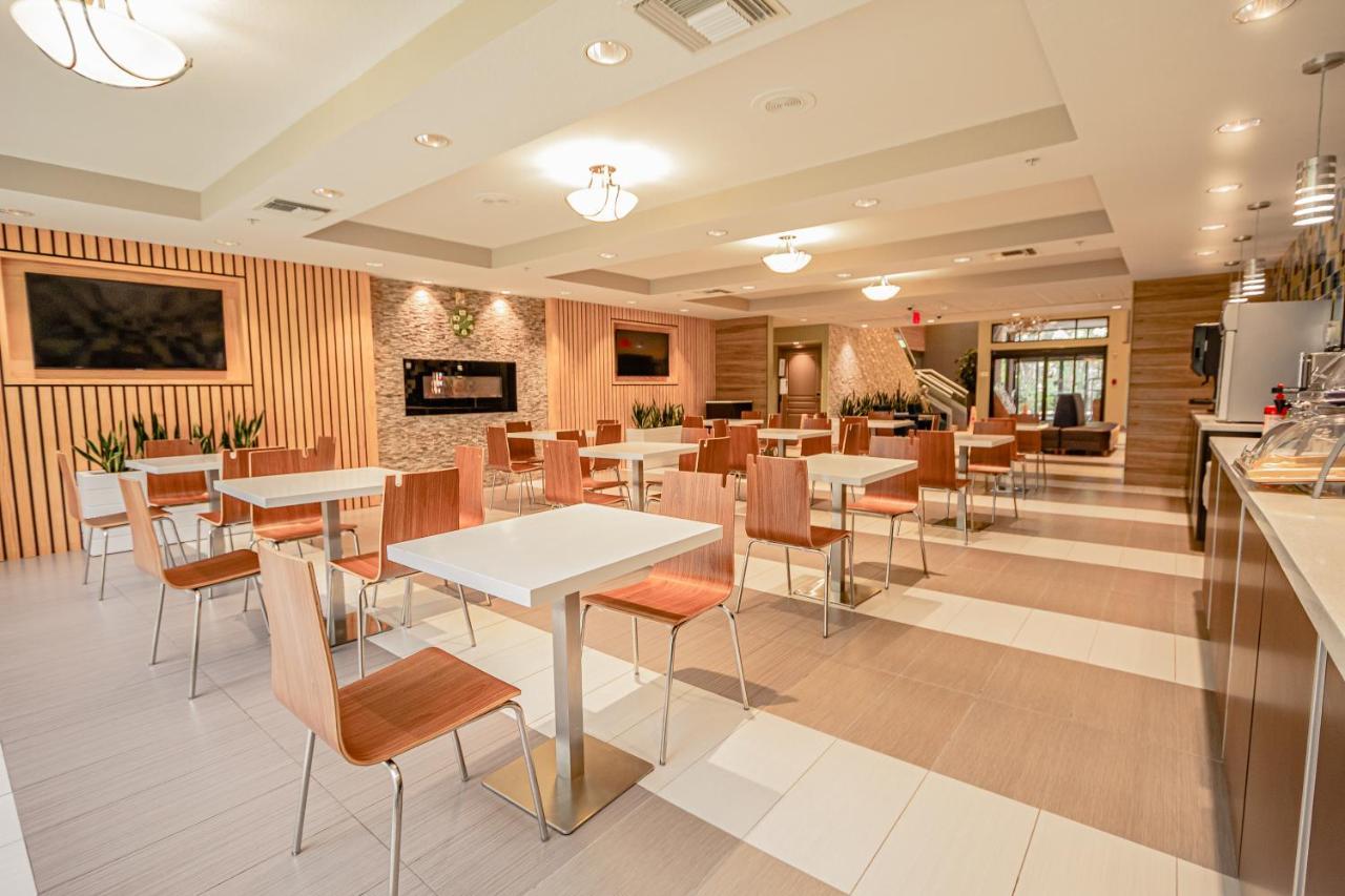 Days Inn & Suites By Wyndham Fort Myers Near Jetblue Park Eksteriør billede