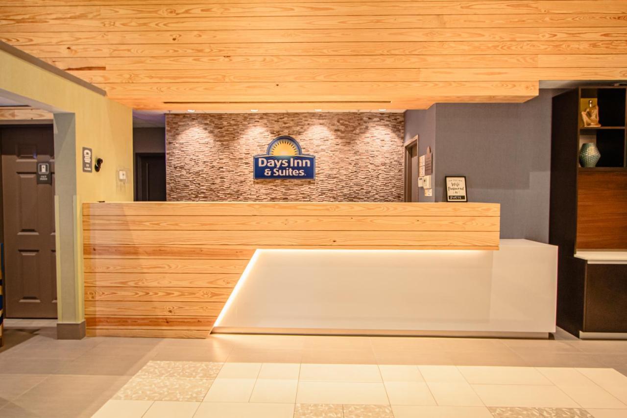 Days Inn & Suites By Wyndham Fort Myers Near Jetblue Park Eksteriør billede