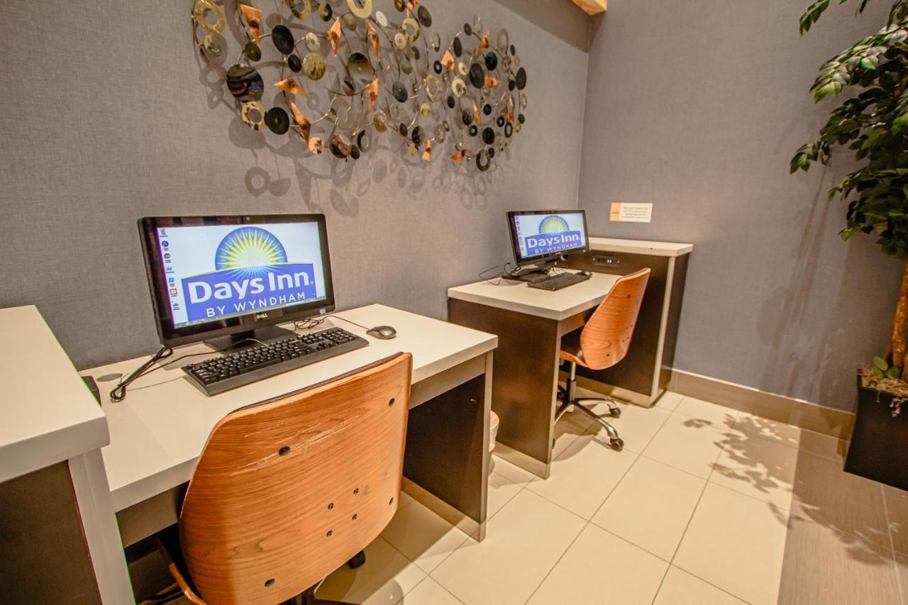Days Inn & Suites By Wyndham Fort Myers Near Jetblue Park Eksteriør billede