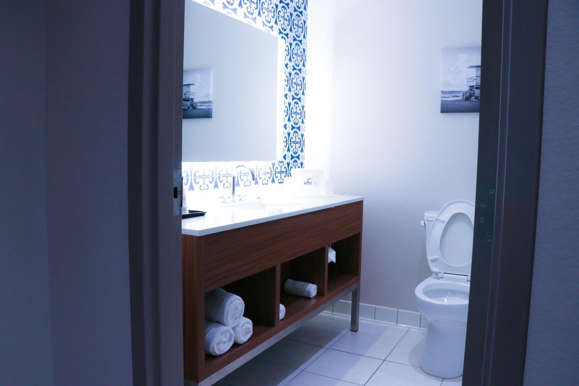 Days Inn & Suites By Wyndham Fort Myers Near Jetblue Park Eksteriør billede