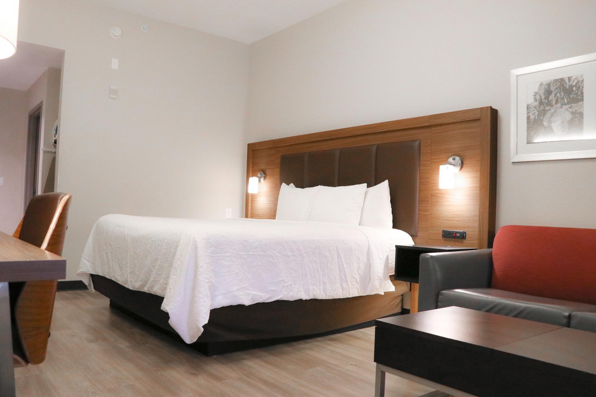 Days Inn & Suites By Wyndham Fort Myers Near Jetblue Park Eksteriør billede