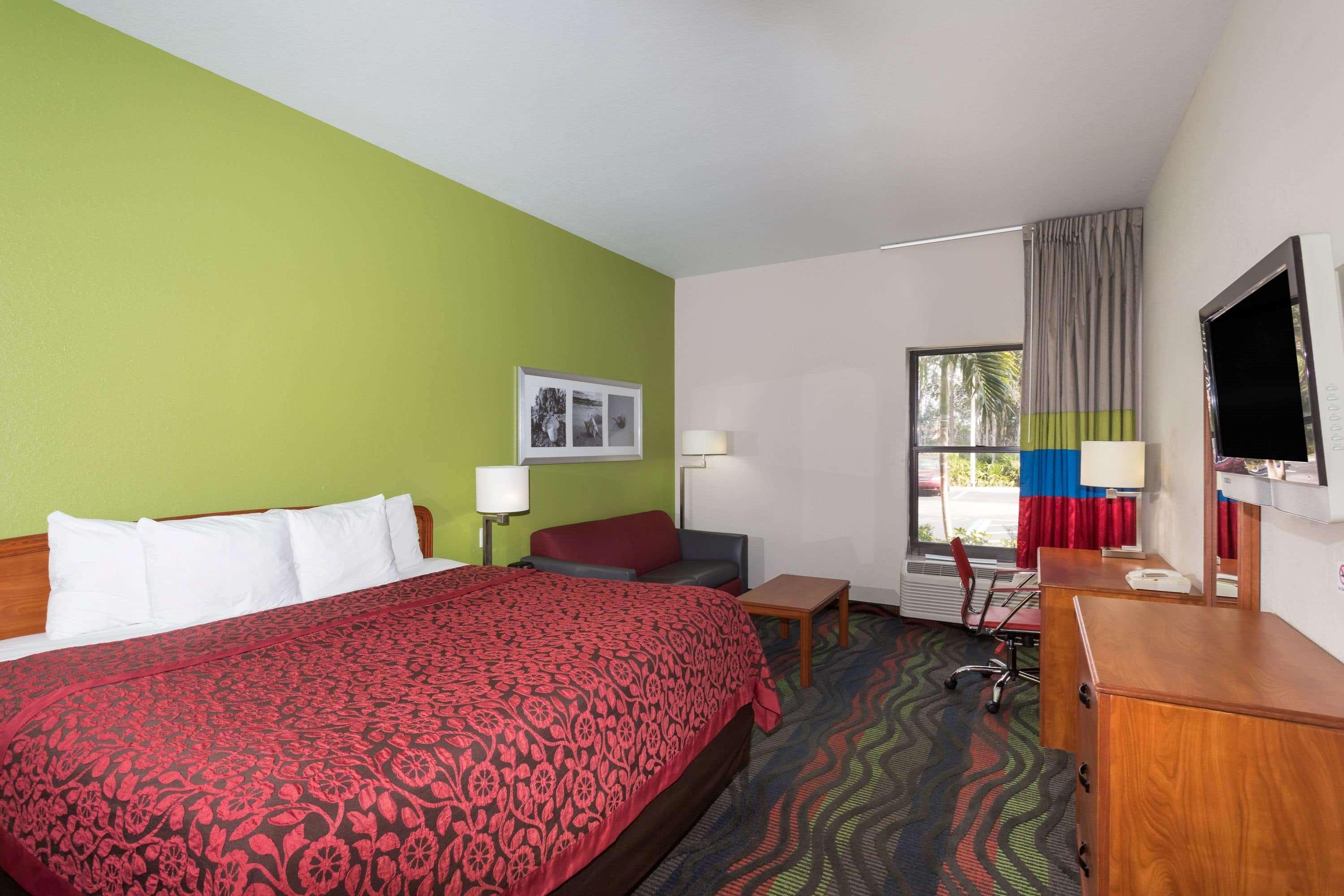 Days Inn & Suites By Wyndham Fort Myers Near Jetblue Park Eksteriør billede
