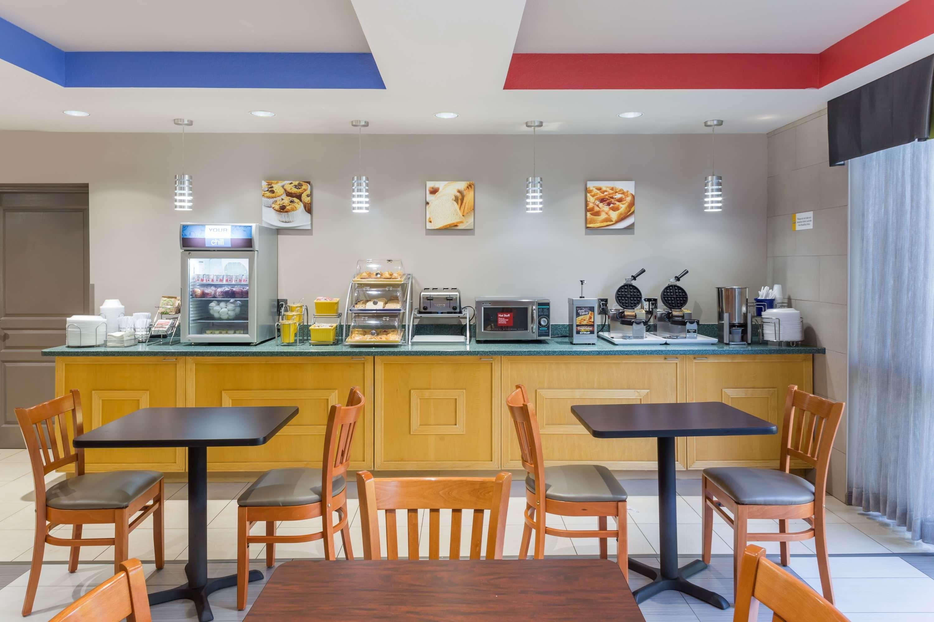 Days Inn & Suites By Wyndham Fort Myers Near Jetblue Park Eksteriør billede