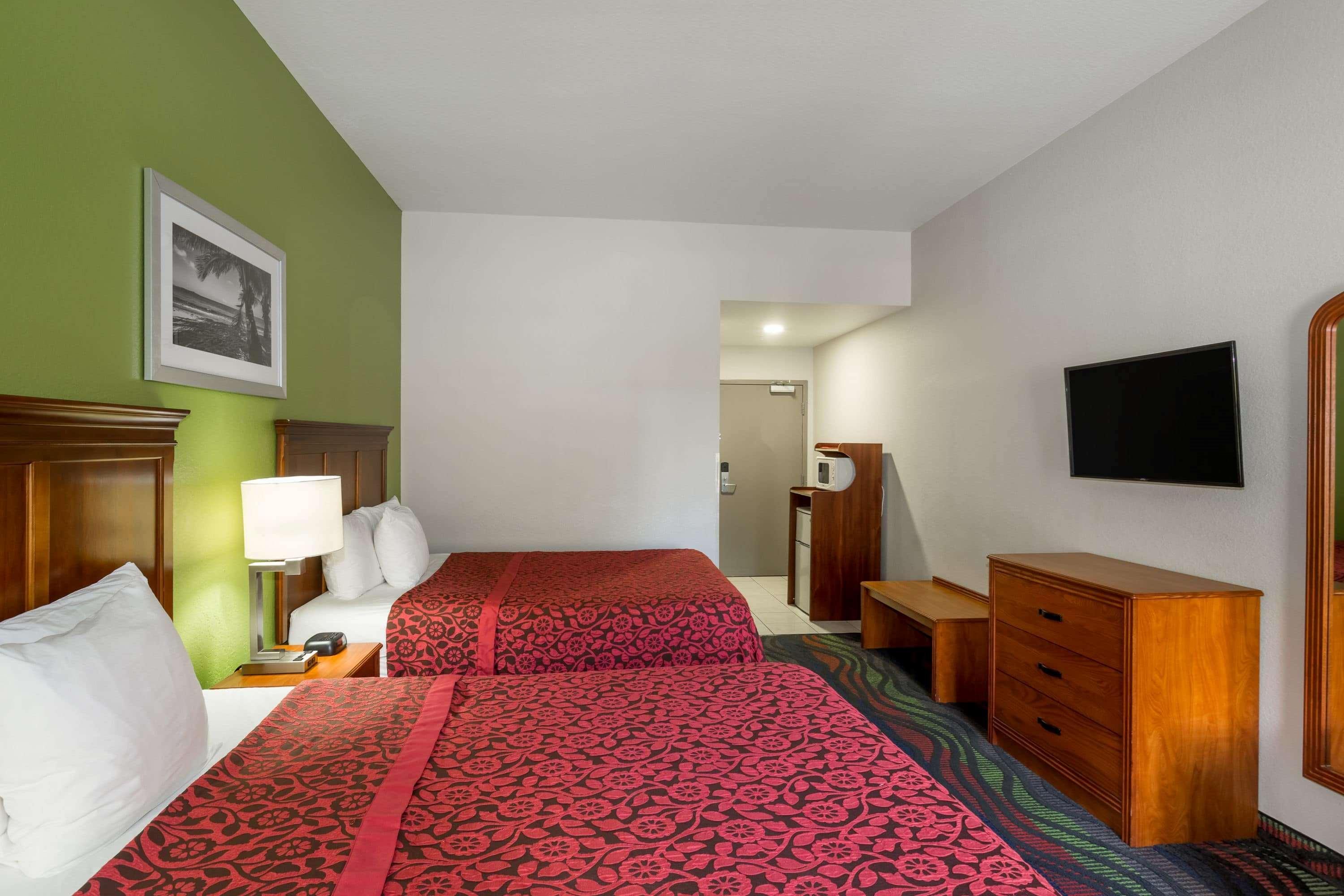 Days Inn & Suites By Wyndham Fort Myers Near Jetblue Park Eksteriør billede