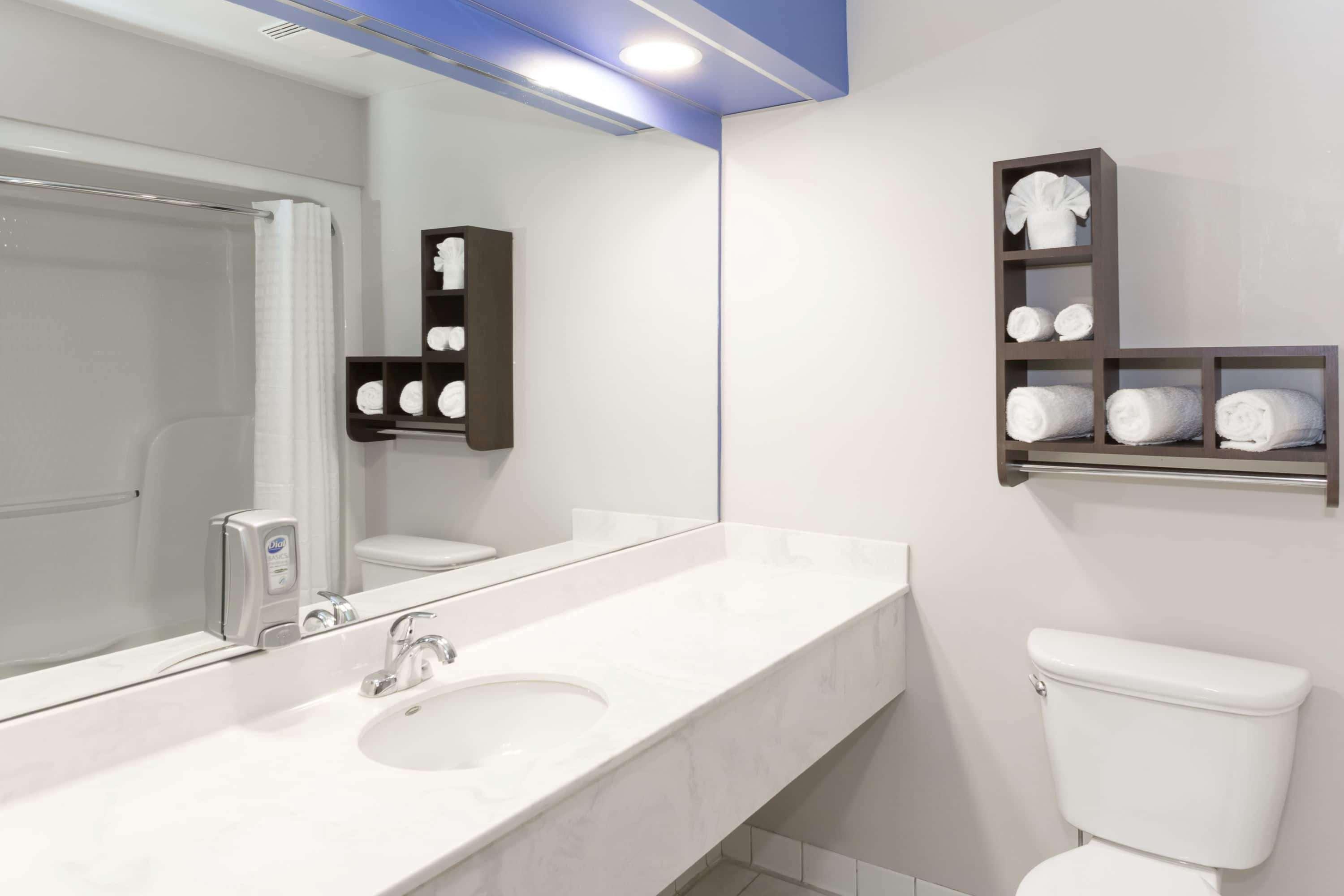 Days Inn & Suites By Wyndham Fort Myers Near Jetblue Park Eksteriør billede