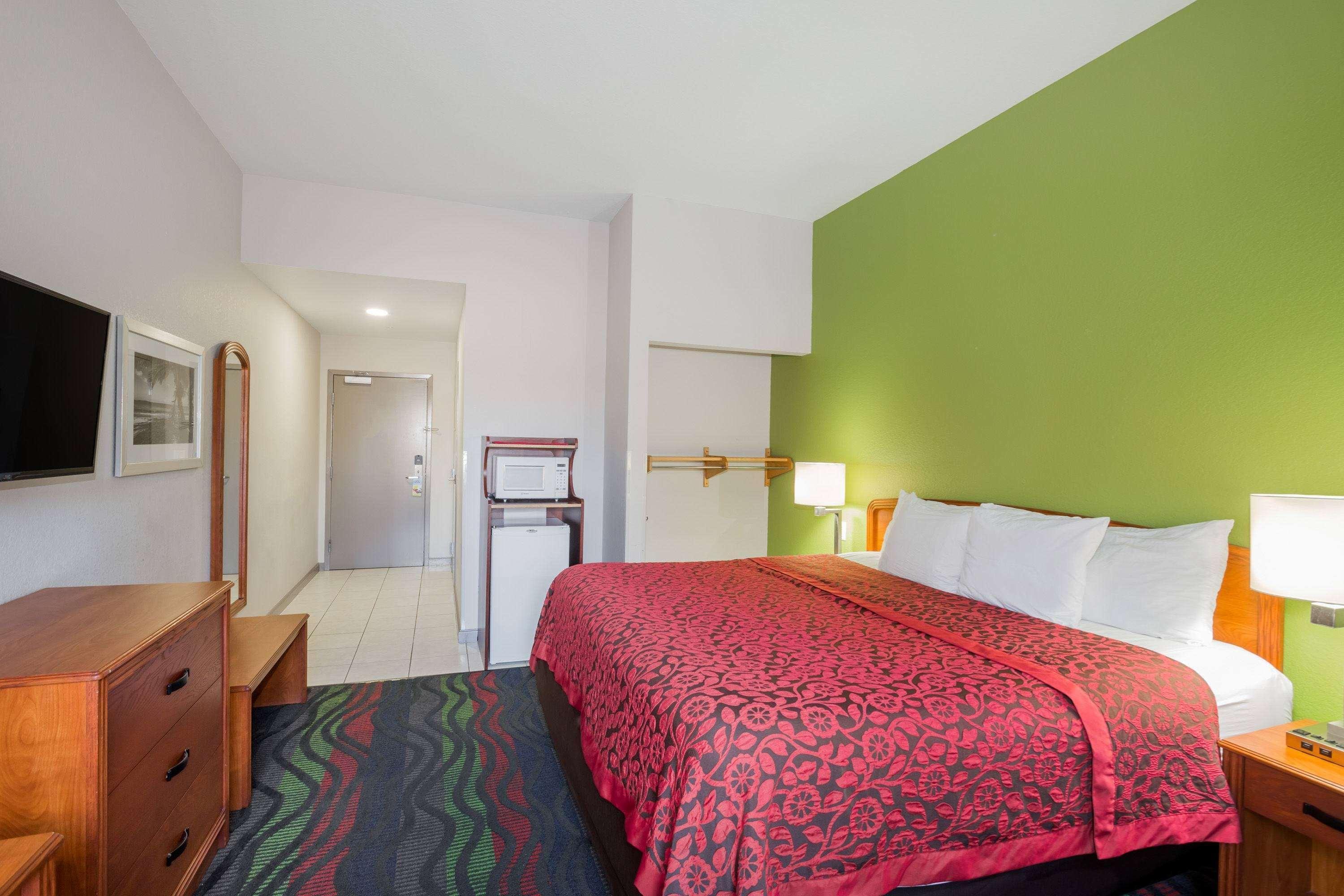 Days Inn & Suites By Wyndham Fort Myers Near Jetblue Park Eksteriør billede
