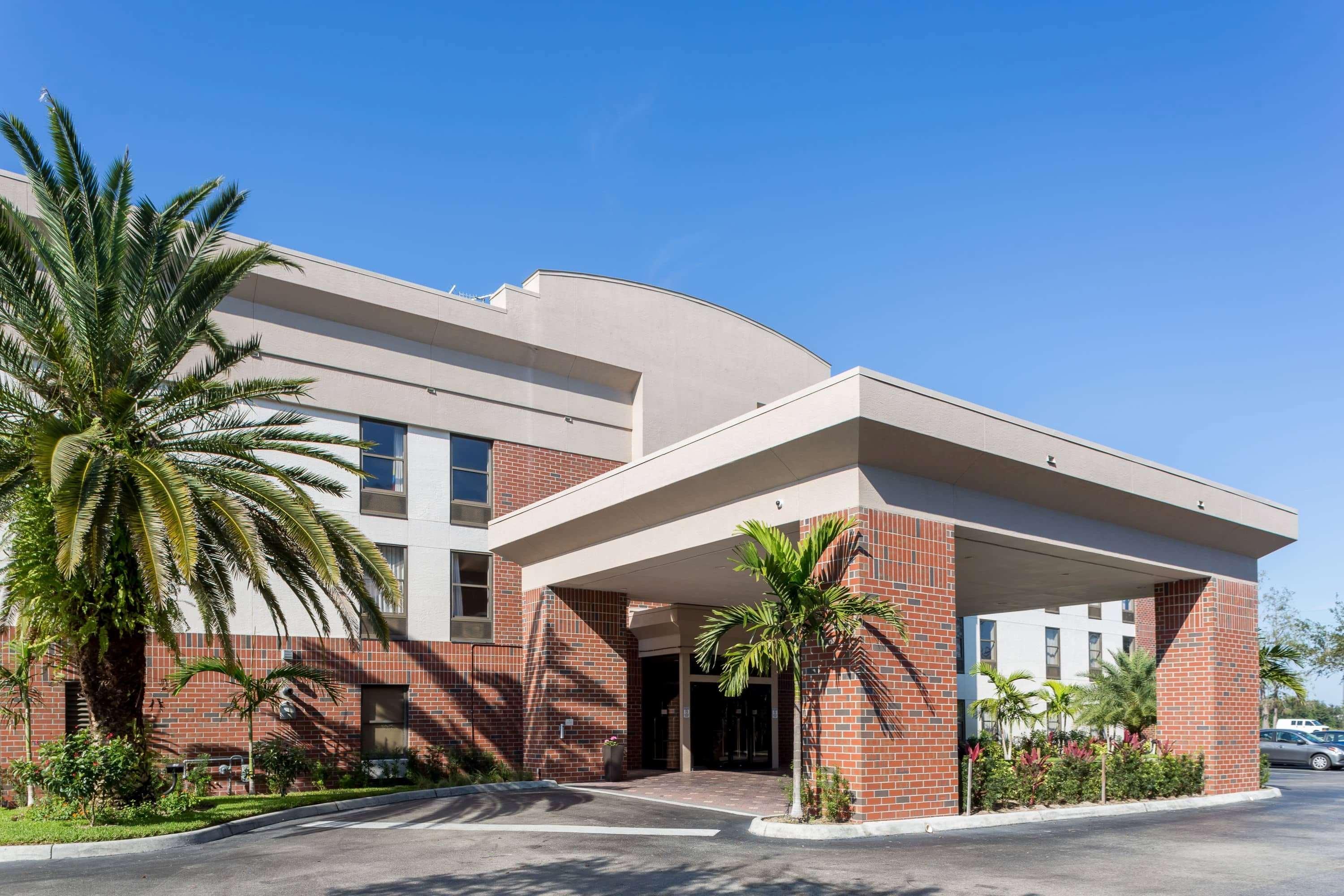 Days Inn & Suites By Wyndham Fort Myers Near Jetblue Park Eksteriør billede