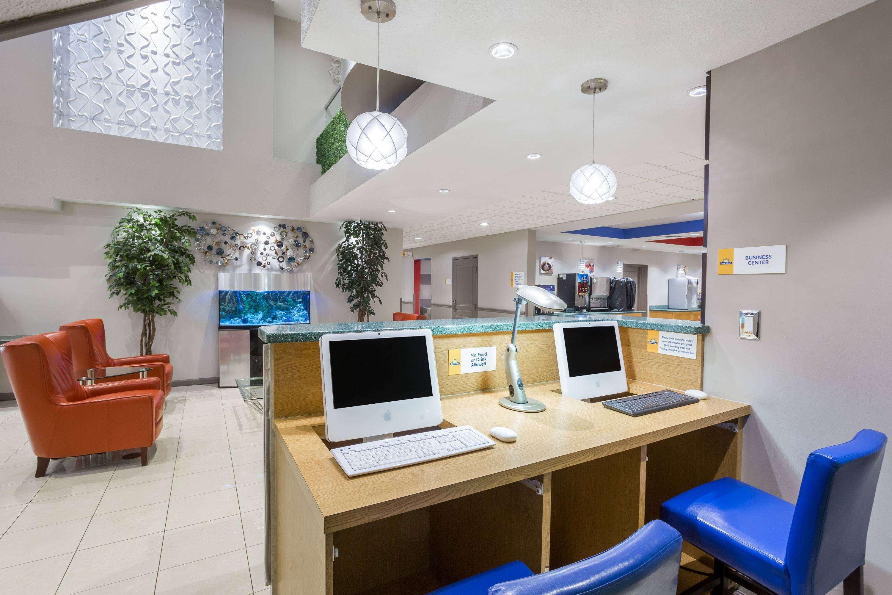 Days Inn & Suites By Wyndham Fort Myers Near Jetblue Park Eksteriør billede