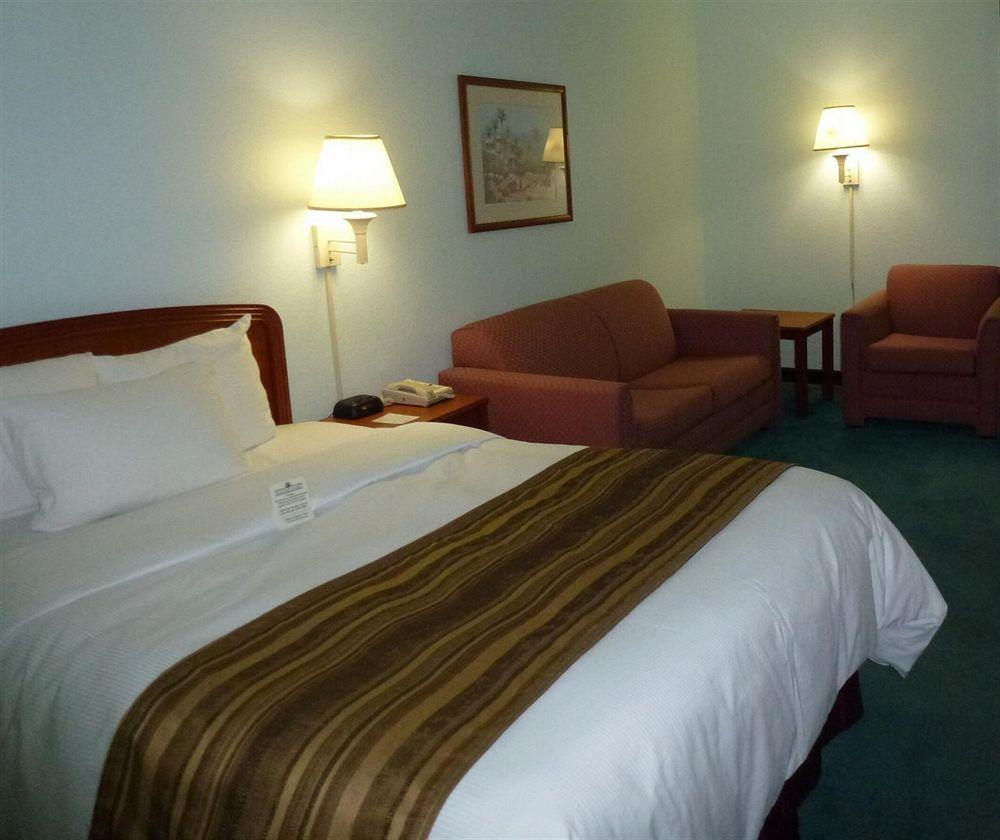 Days Inn & Suites By Wyndham Fort Myers Near Jetblue Park Værelse billede
