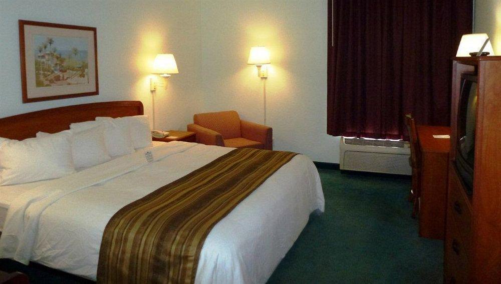 Days Inn & Suites By Wyndham Fort Myers Near Jetblue Park Eksteriør billede