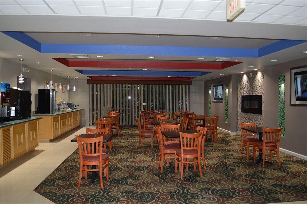 Days Inn & Suites By Wyndham Fort Myers Near Jetblue Park Eksteriør billede