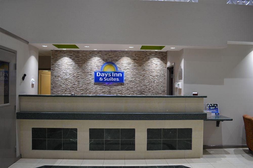Days Inn & Suites By Wyndham Fort Myers Near Jetblue Park Eksteriør billede