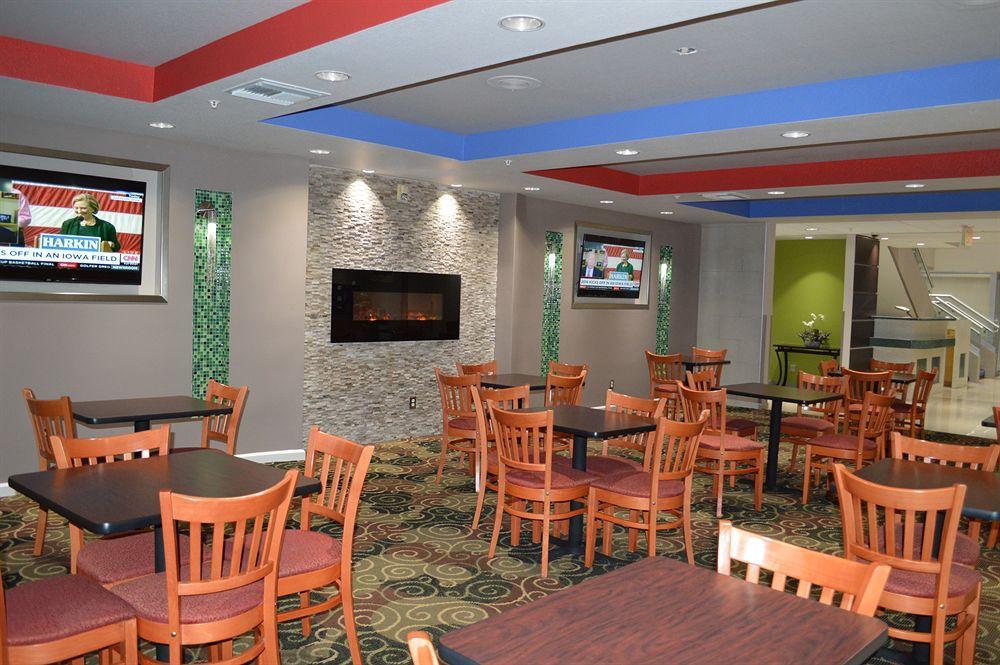Days Inn & Suites By Wyndham Fort Myers Near Jetblue Park Eksteriør billede