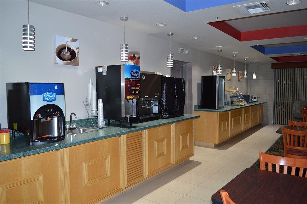 Days Inn & Suites By Wyndham Fort Myers Near Jetblue Park Eksteriør billede