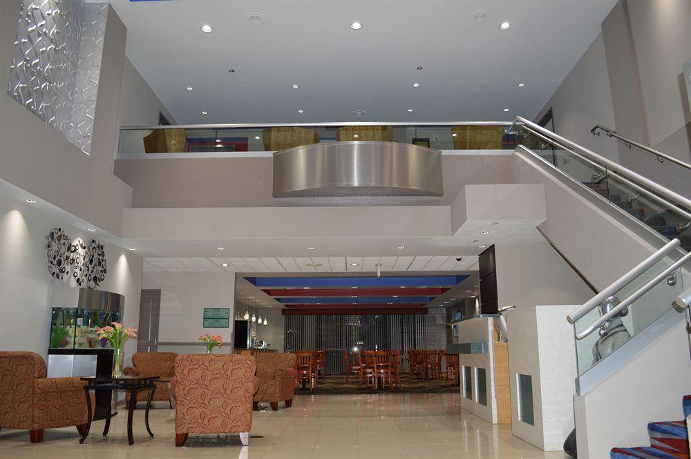 Days Inn & Suites By Wyndham Fort Myers Near Jetblue Park Eksteriør billede