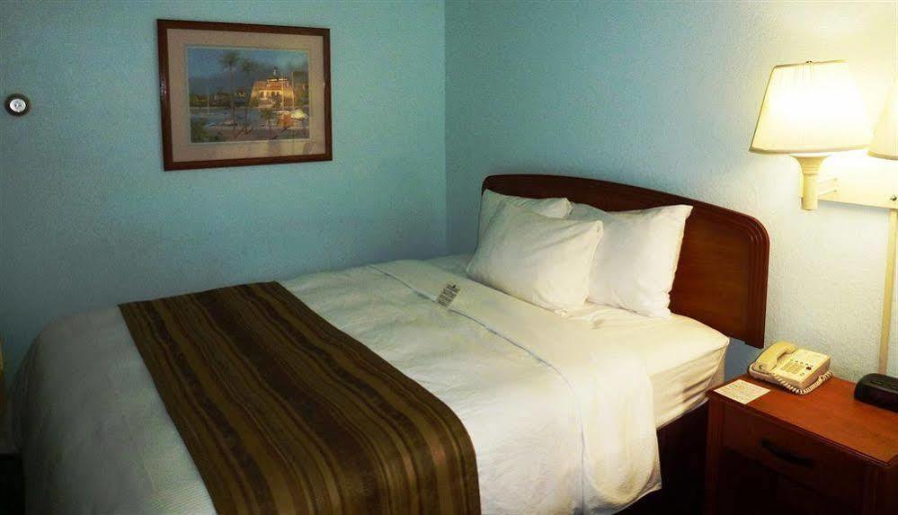 Days Inn & Suites By Wyndham Fort Myers Near Jetblue Park Eksteriør billede