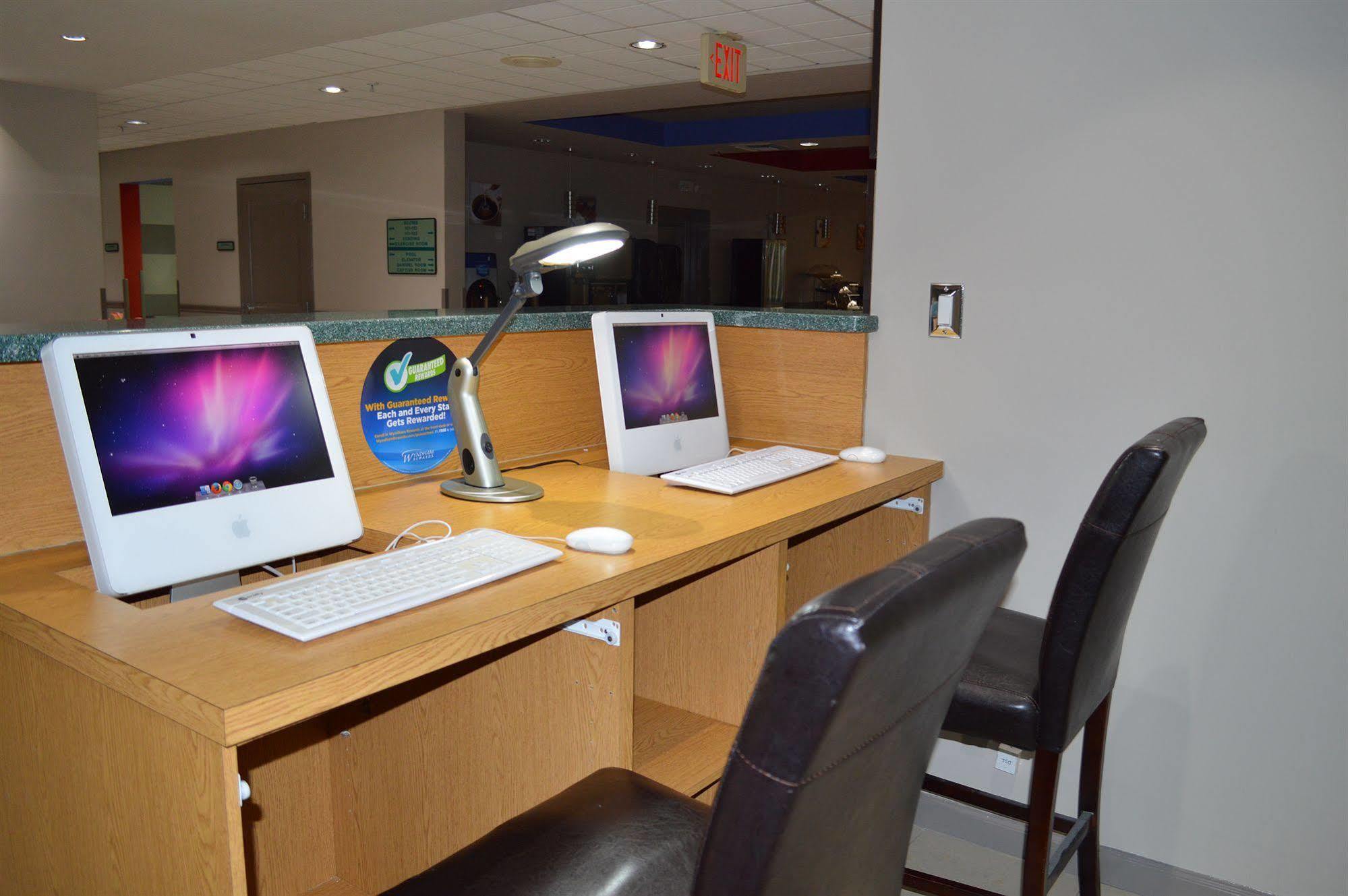 Days Inn & Suites By Wyndham Fort Myers Near Jetblue Park Eksteriør billede