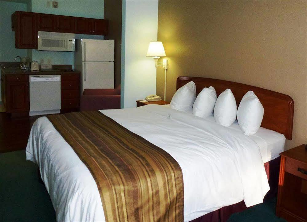 Days Inn & Suites By Wyndham Fort Myers Near Jetblue Park Eksteriør billede