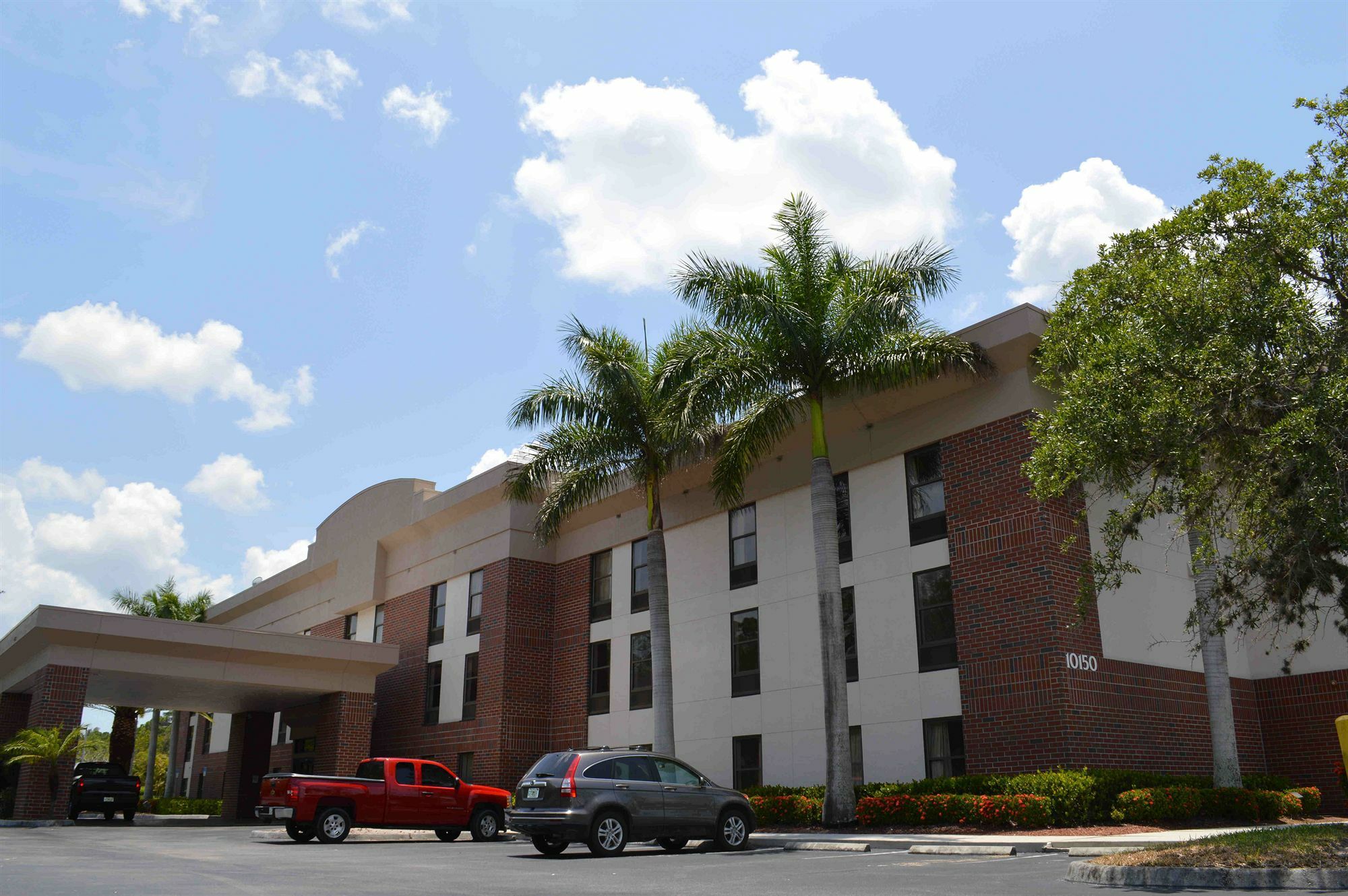 Days Inn & Suites By Wyndham Fort Myers Near Jetblue Park Eksteriør billede