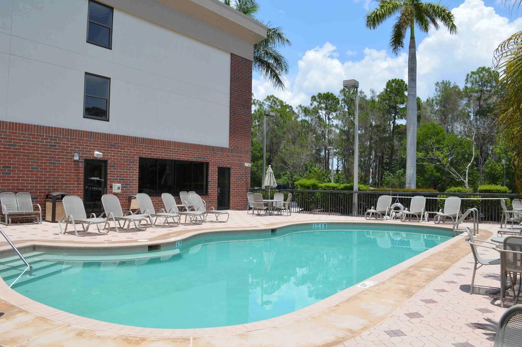 Days Inn & Suites By Wyndham Fort Myers Near Jetblue Park Eksteriør billede